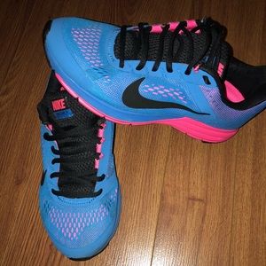 WOMENS NIKE SHOE 7.5
